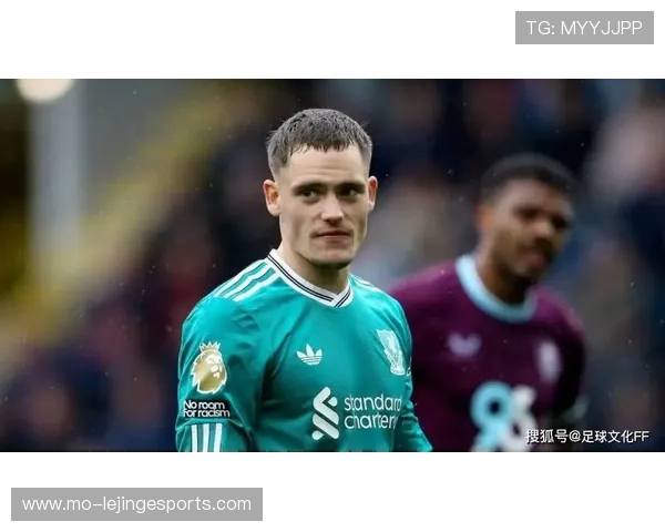 两位足球传奇球星携手同框展现非凡默契与风采