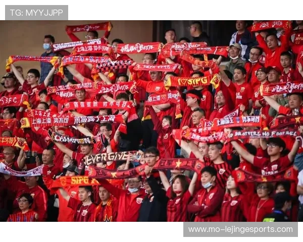 足球巨星赛场怒火失控引发激烈争议震撼全场观众热议不断